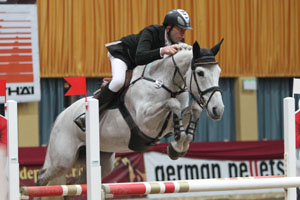 Heiko Schmidt wurde im Großen Preis auf Cassiopeia Fünfter, war aber dennoch der Verlierer, weil er im Stechen einen Sprung ausließ. Foto: Jutta Wego